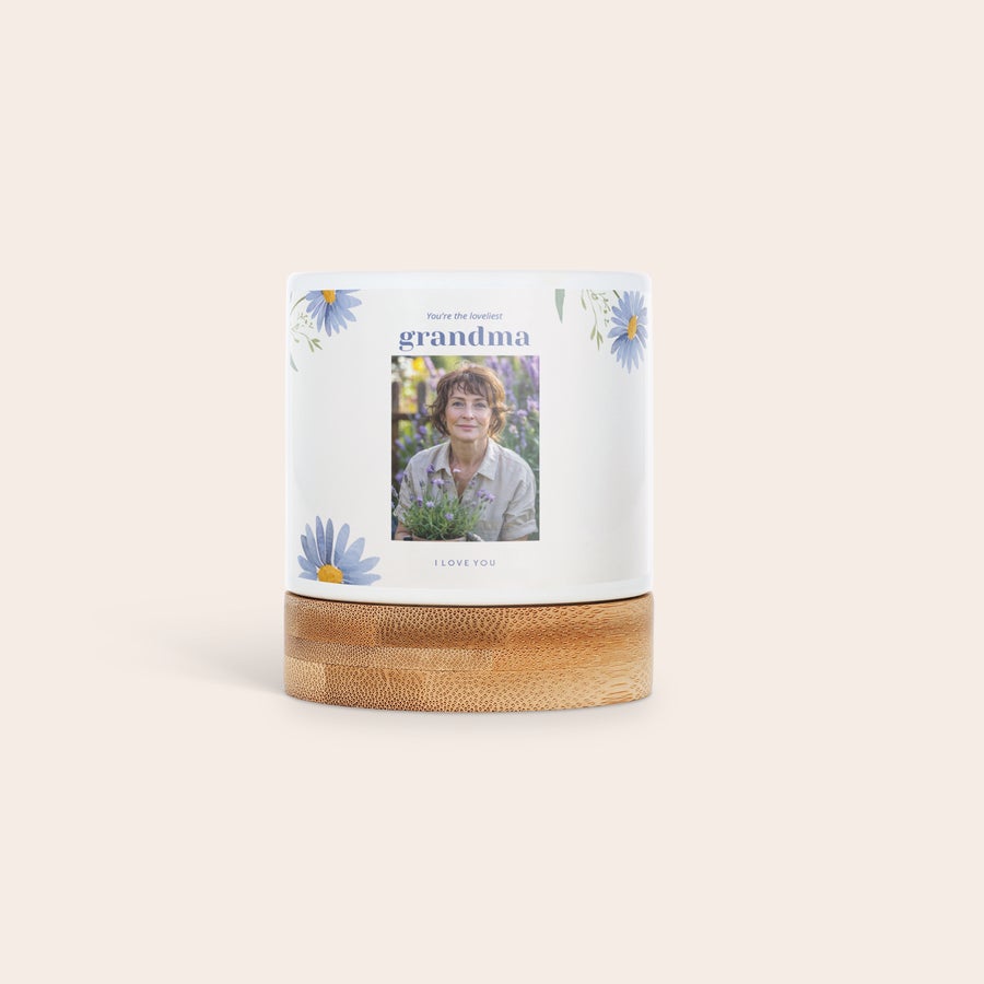 Vaso da fiori personalizzato Vaso di fiori in ceramica bianco con base in bambù, personalizzato con foto di una donna, testo "grandma" e fiori blu. Regala loro del verde con un tocco personale che apprezzeranno