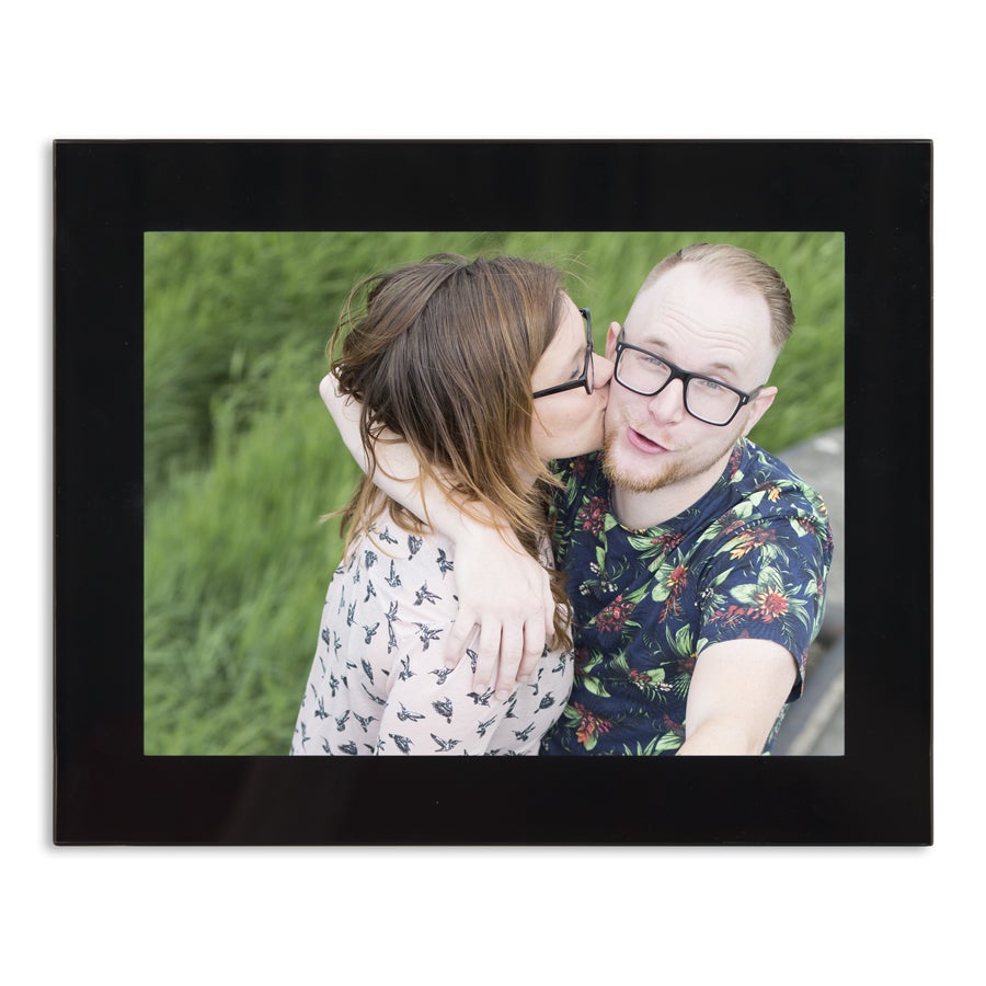 Marco de fotos de vidrio negro con foto personalizada de una pareja.