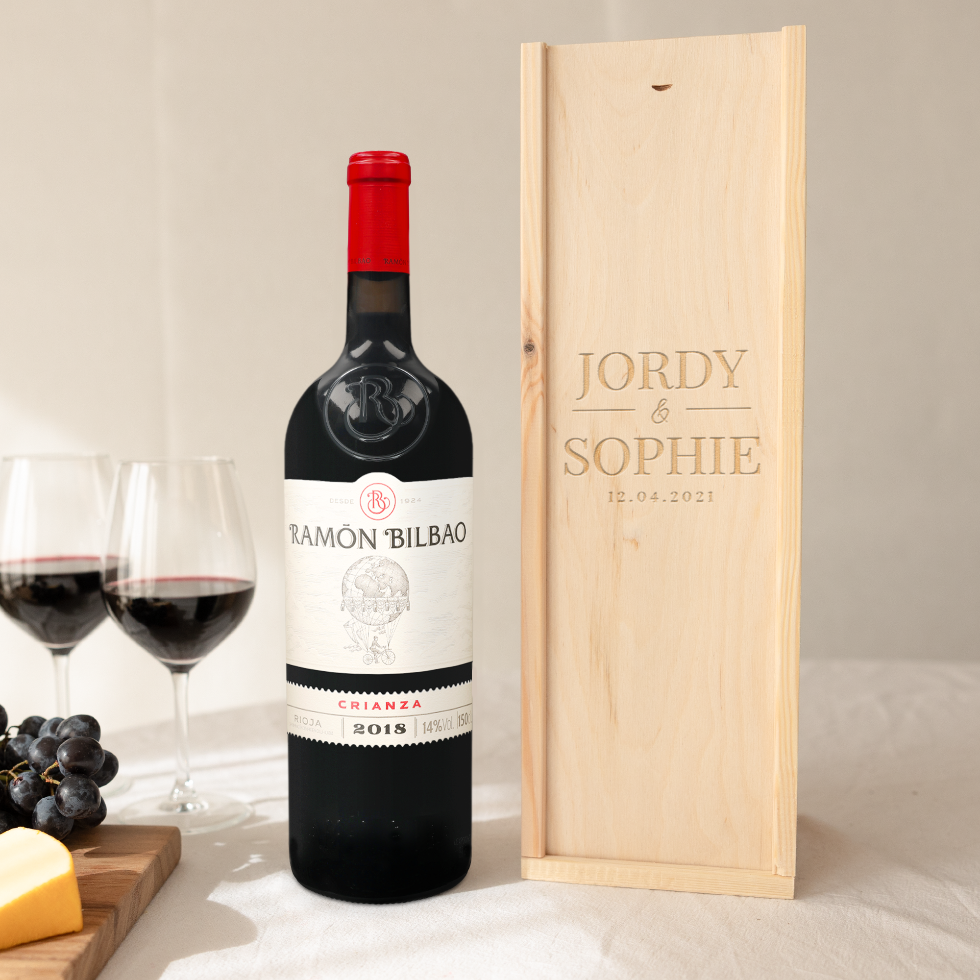 Vinho tinto Ramon Bilbao Crianza em caixa de presente personalizada com "Jordy & Sophie 12.04.2021" gravado.