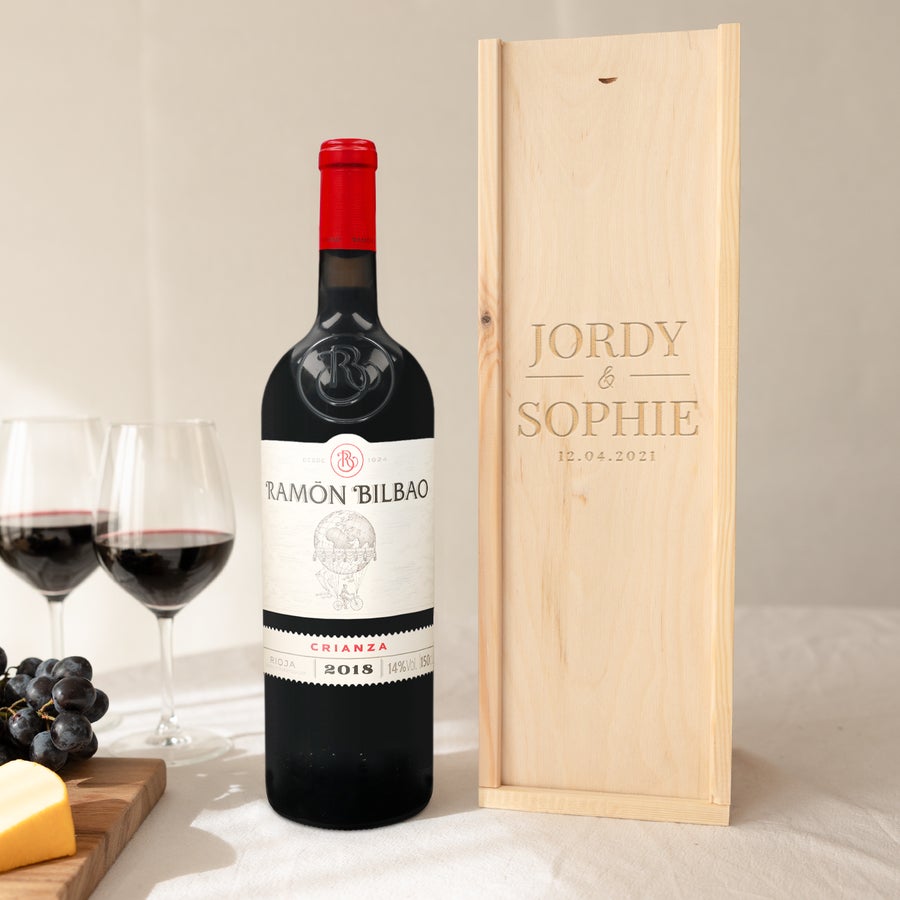 Vino Ramon Bilbao Crianza Botella de vino tinto Ramón Bilbao Crianza 2018 con una caja de madera personalizada grabada con los nombres Jordy & Sophie y la fecha 12.04.2021.