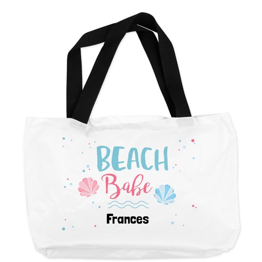 Bolsa de praia personalizada branca com alças pretas, estampada com texto "Beach Babe" e o nome Frances