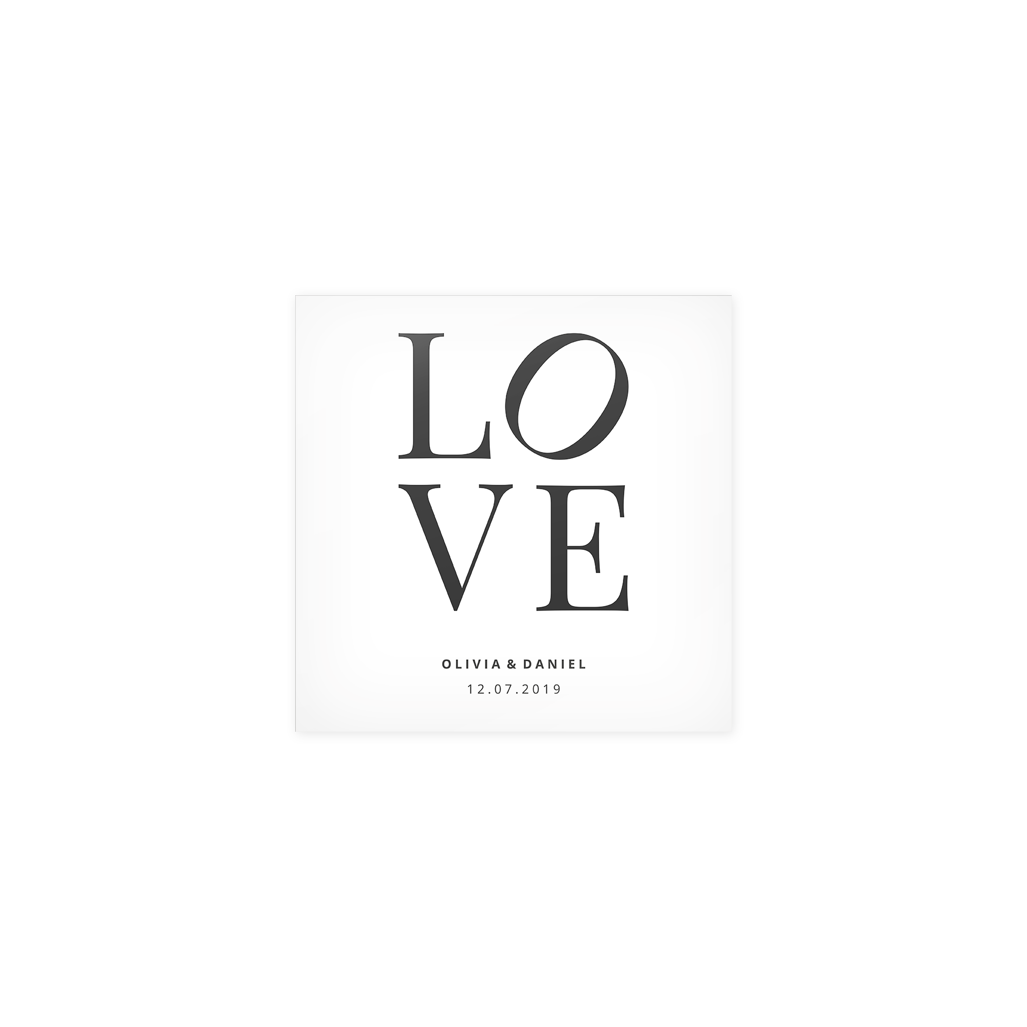 Poster personnalisé blanc avec le mot LOVE et les prénoms Olivia et Daniel avec la date 12.07.2019 imprimés. Immortalisez vos meilleurs moments avec un poster personnalisé.