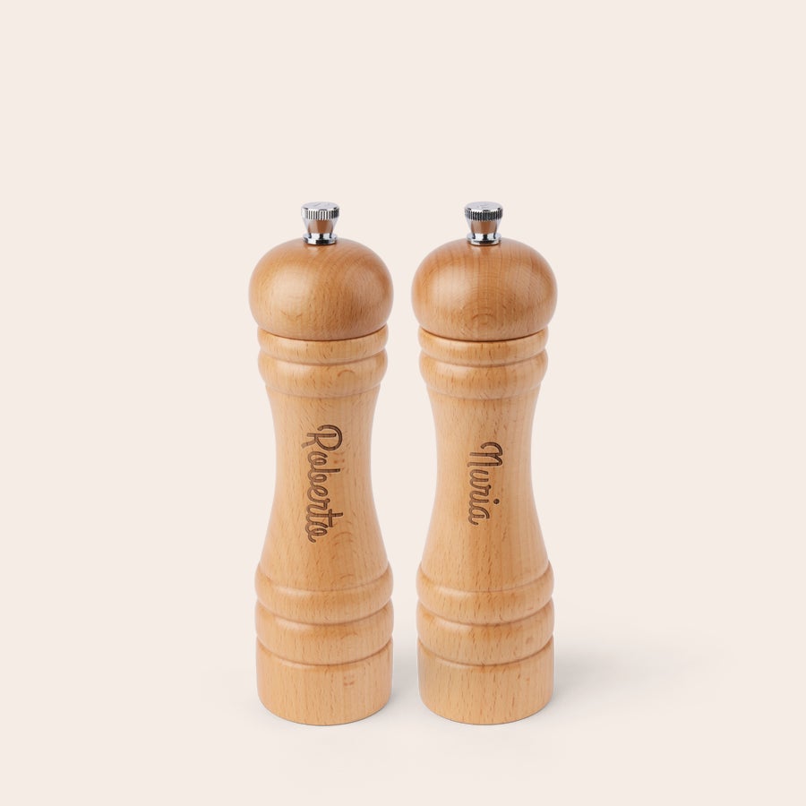 Juego de molinillo sal y pimienta personalizado con nombre  - L Juego de molinillos de sal y pimienta de madera de haya, grabados con los nombres "Roberto" y "Nuria".