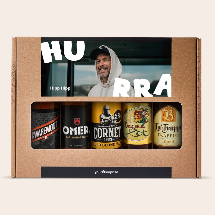 Geburtstag bier personalisieren Personalisiertes Bierpaket mit Foto eines Mannes, der lacht und "Hipp Hipp Hurra" daneben, gedruckt mit individuellem Bild, ideal zum Geburtstag.
