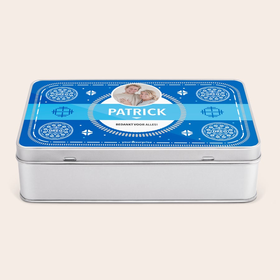 Koekblik gevuld met Oreo Blauw gepersonaliseerd cadeaublik in Oreo stijl, bedrukt met een foto, de naam Patrick en de tekst "Bedankt voor alles!".