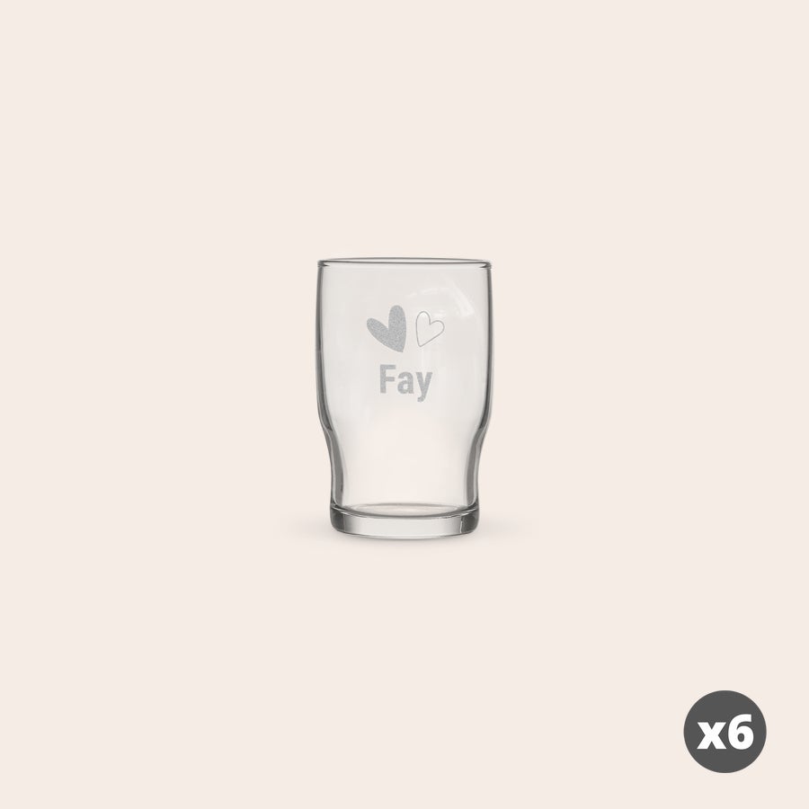 Vasos de agua personalizados Vaso de agua personalizado con el nombre "Fay" y dos corazones, grabado con láser en el cristal.