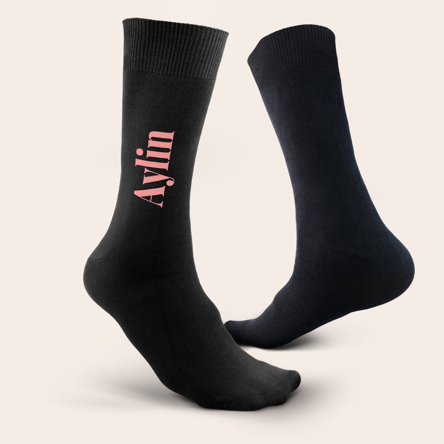 Socken mit Namen Schwarze Socken mit aufgedrucktem Text "Aylin", ideal für Dein eigener Text auf schwarzen Socken