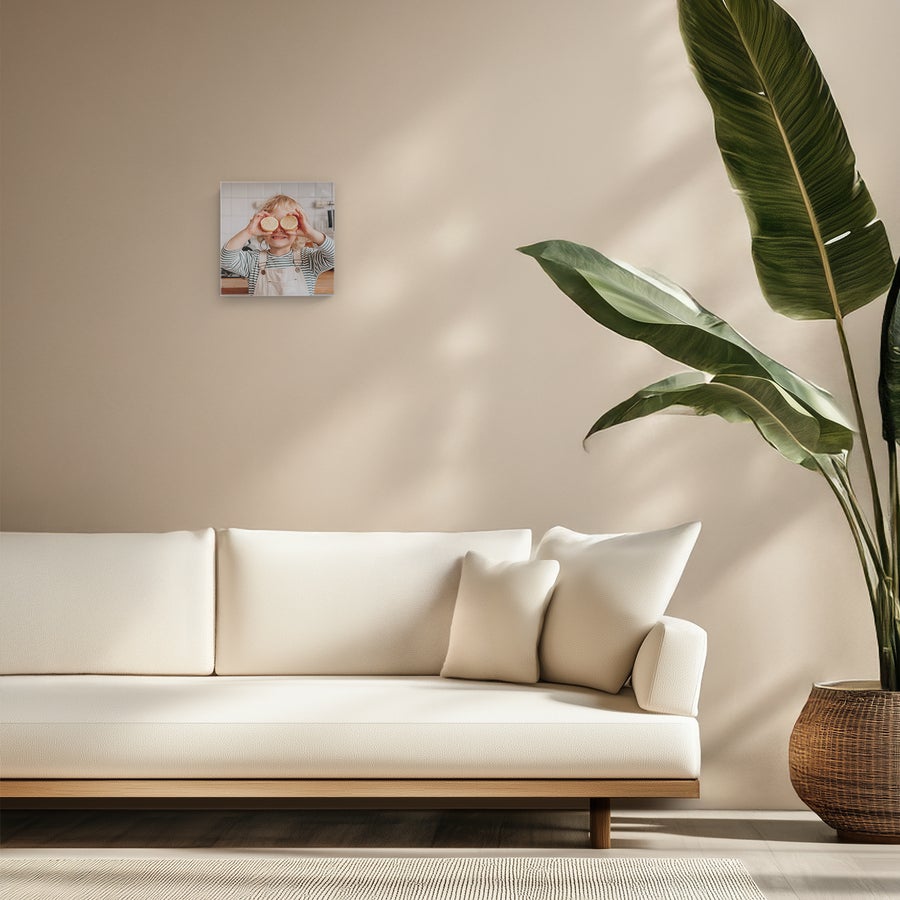 Pânză personalizată Tablou canvas personalizat cu fotografia unei fetițe blonde care se joacă, tipărit pe pânză de înaltă calitate.