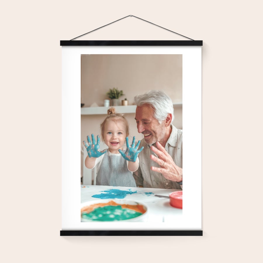 Poster personalizat cu agățător Poster foto personalizat cu un copil și un bunic, agățat de un umeraș magnetic negru.