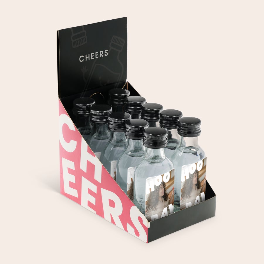 Mini botellas de alcohol personalizadas Caja con mini vodka personalizado con foto y texto "HOORAY" para crear una colección única de Mini Vodka.