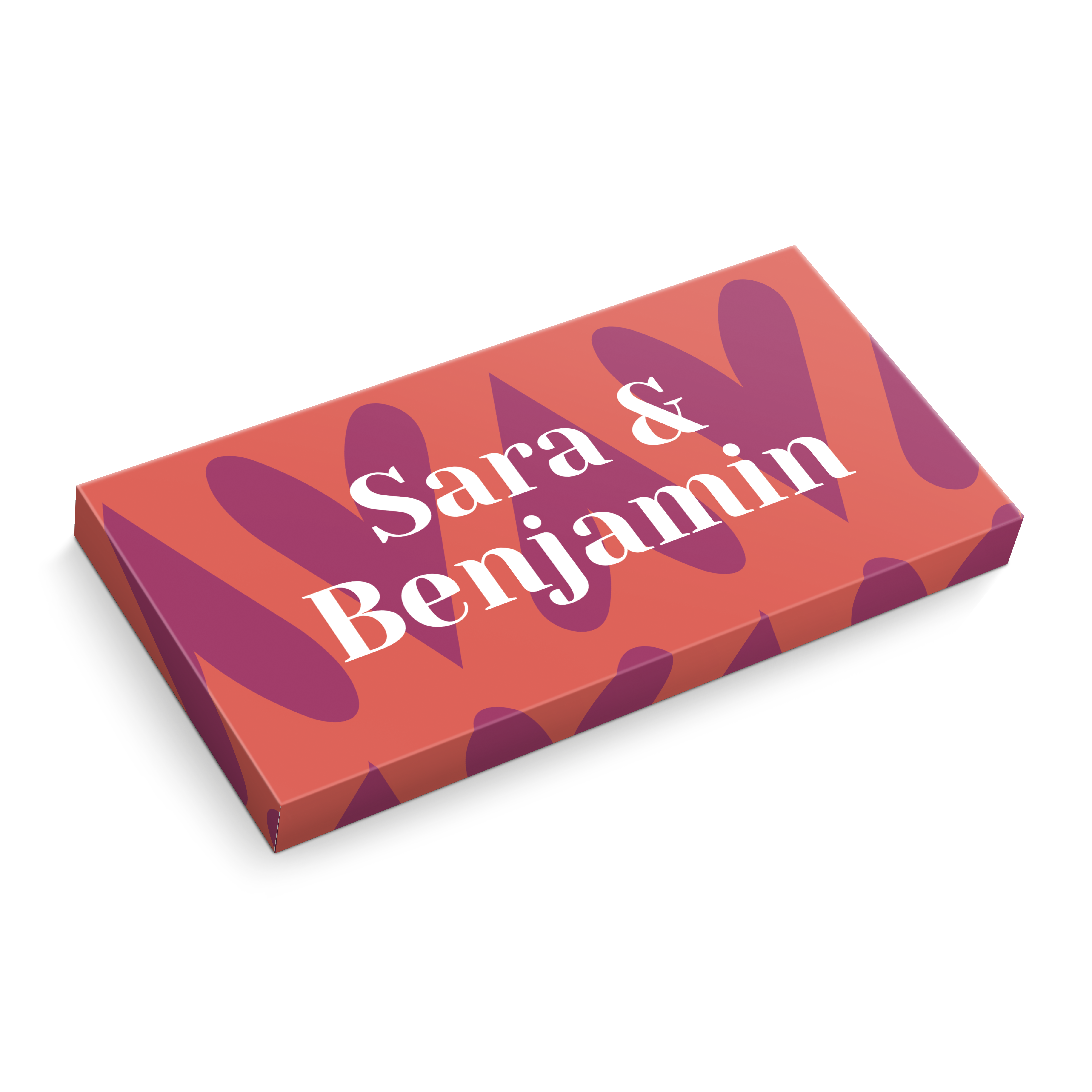 Personlig mælkechokolade - Hasselnød med et orange omslag og lilla hjerter, trykt med navnene Sara & Benjamin.