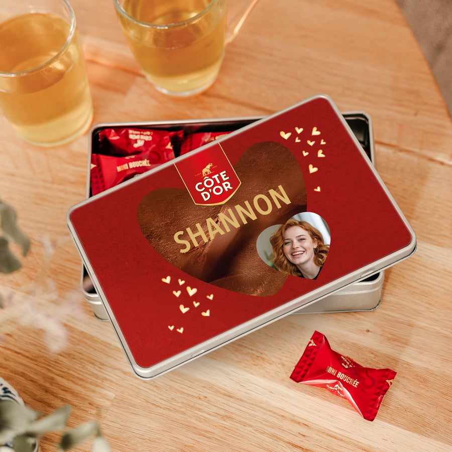 Personlig tilpasset gaveeske - Côte d'Or Mini Bouchée Personlig gaveboks - Rektangel - Mini Bouchée med trykt rødt design, hjerte, navnet "SHANNON" og bilde.