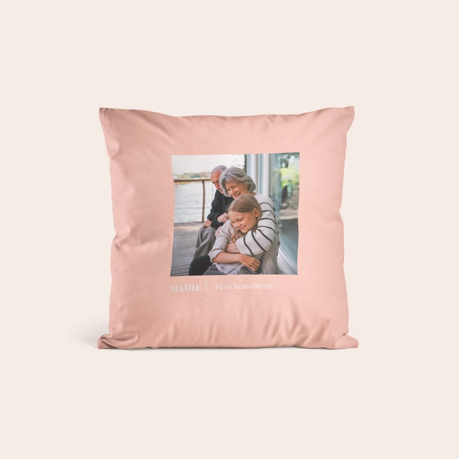 Coussin personnalisé photo Coussin couleur rose pâle personnalisé avec une photo de famille et le texte "MAMIE Tu es la meilleure!" imprimé. Offrez un coussin couleur avec une impression personnalisée !