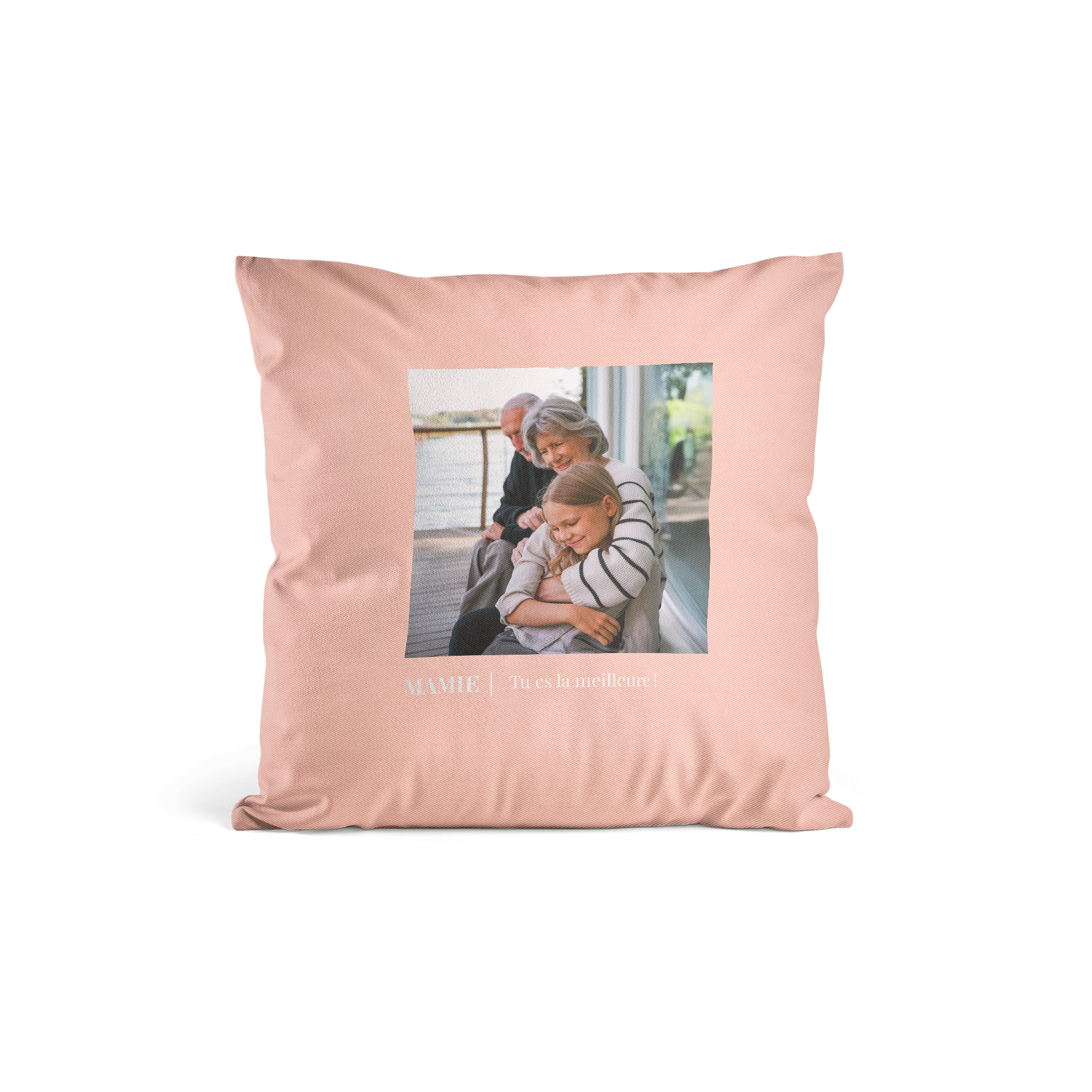 Housse de coussin couleur rose saumon, imprimée avec une photo de famille et le texte Mamie tu es la meilleure