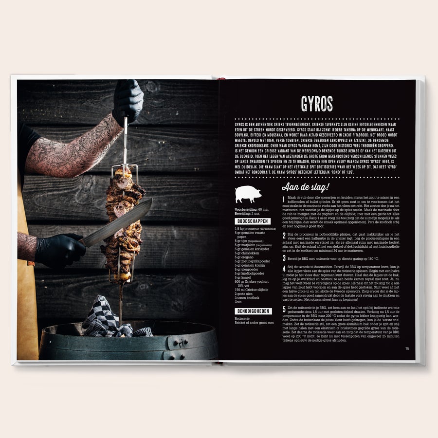 Barbecue kookboek "BBQ King/Queen" personaliseren Open gepersonaliseerd BBQ kookboek met recept voor Griekse gyros, met een arm met tatoeages die het vlees snijdt.