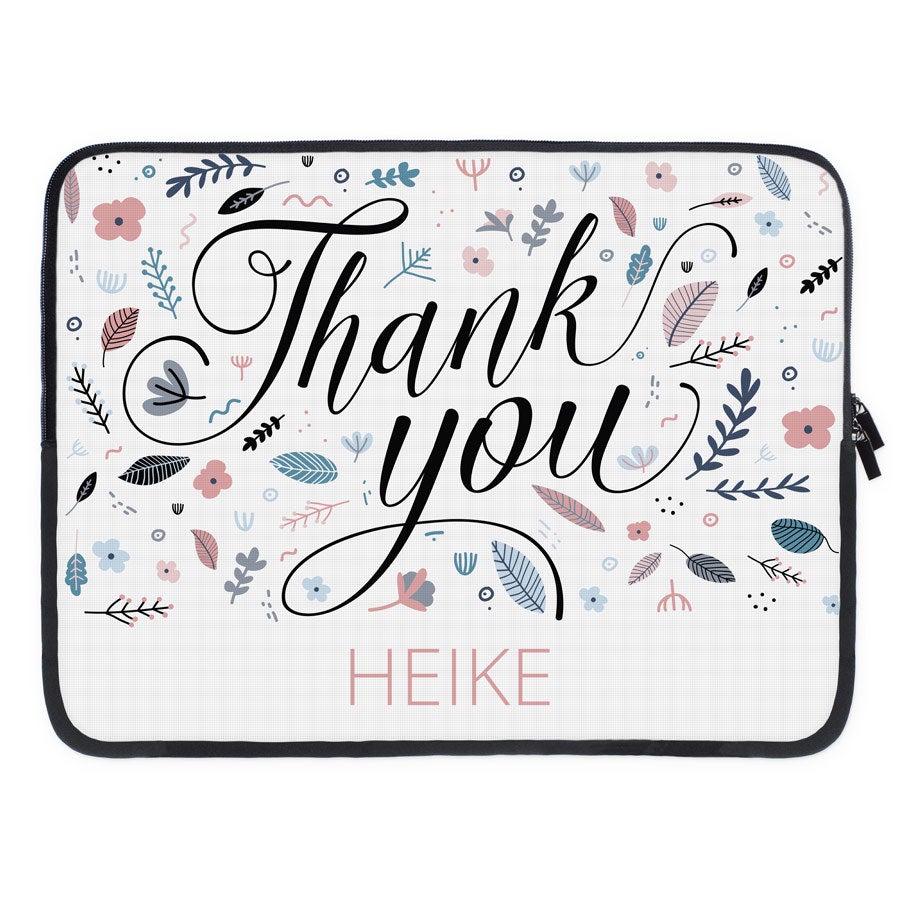 Weiße Laptoptasche mit Muster aus Blättern und Blumen und dem gedruckten Schriftzug Thank you Heike