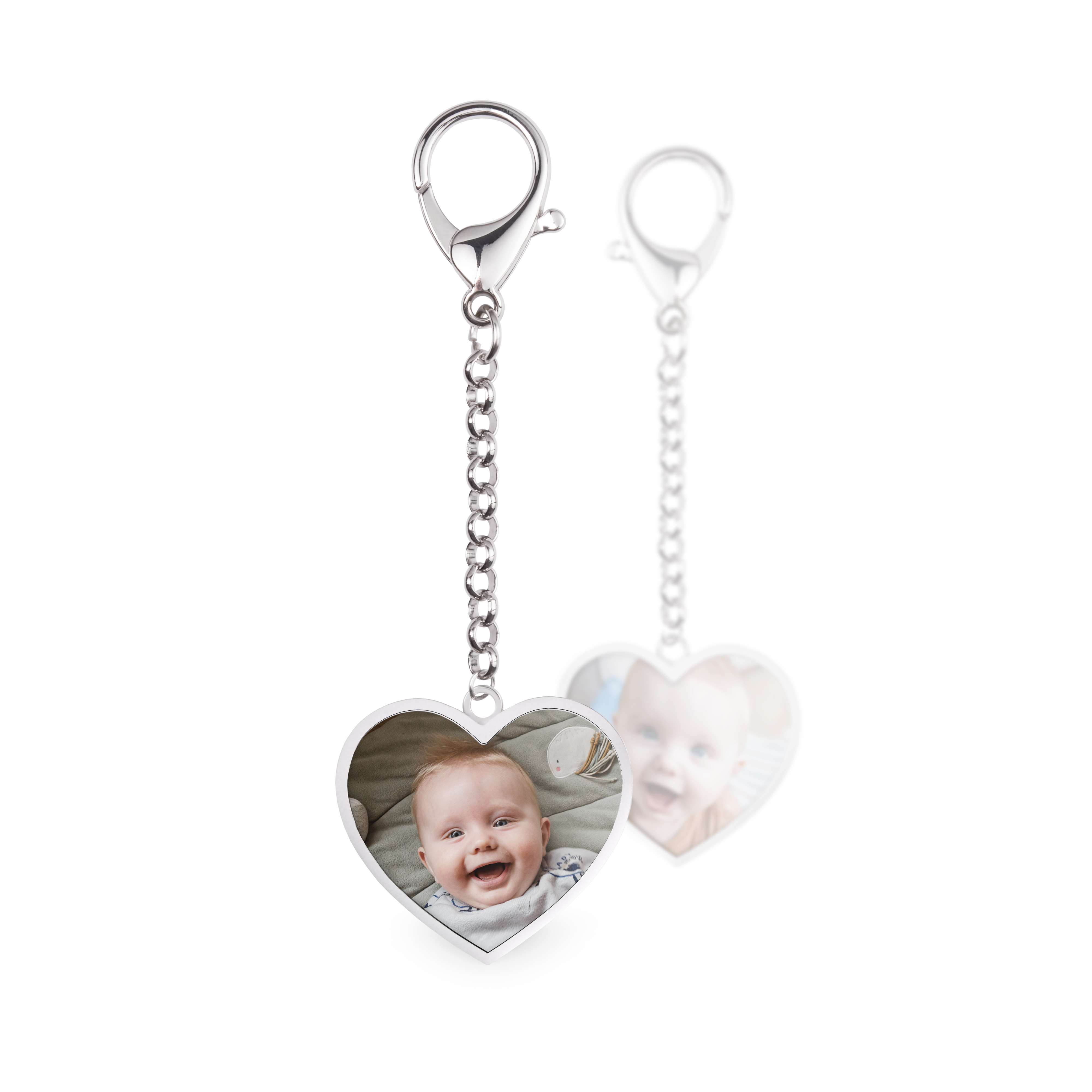 Een dubbelzijdig bedrukte sleutelhanger met foto van een lachende baby, personaliseerbaar hart design.