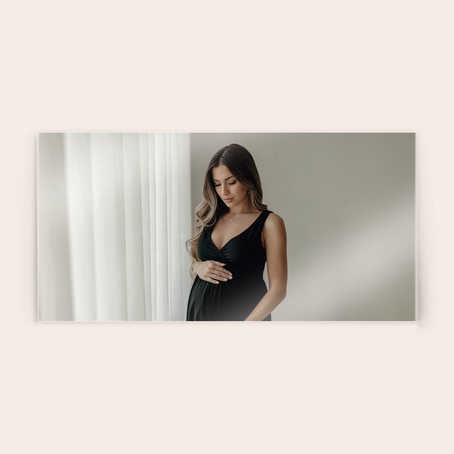 Fotografie pe acrilic Fotografie acrilică personalizată cu o femeie însărcinată îmbrăcată în negru, ilustrând un moment memorabil.