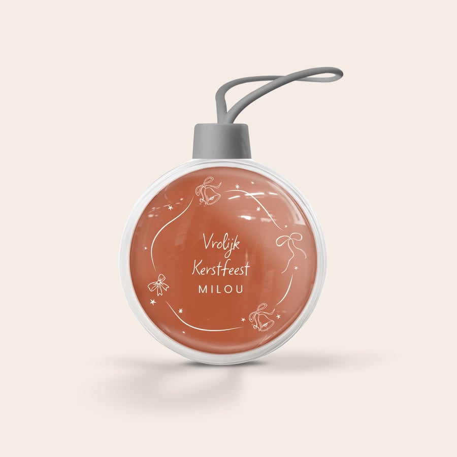 Gepersonaliseerde kerstbal Transparante kerstbal met "Vrolijk Kerstfeest Milou" en witte kerstdecoraties, gepersonaliseerd met eigen foto.