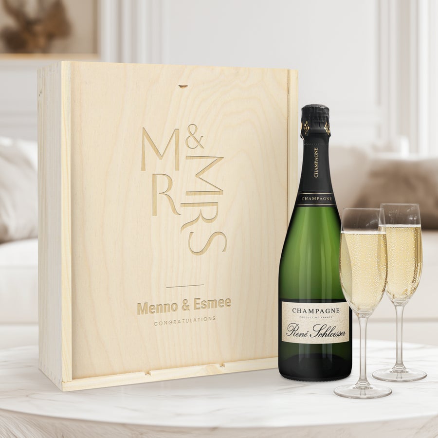 Coffret champagne personnalisé - Rene Schloesser - avec flûtes Bouteille de mousseux René Schloesser et son coffret personnalisé gravé avec 'M & MRS', 'Menno & Esmee' et 'Congratulations', parfait pour offrir comme cadeau.