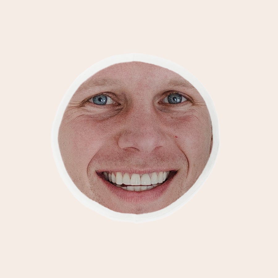 Peluche ItsieMe - Coniglietto Testa extra ItsieMe personalizzata con la foto di un uomo sorridente, stampata su tessuto, per completare la collezione