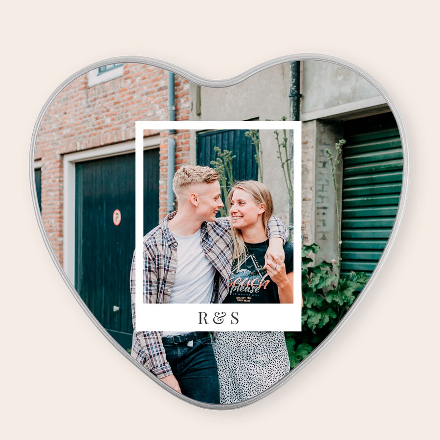 Lata personalizada - Côte d'Or Mini Bouchée Lata de regalo personalizada en forma de corazón, impresa con foto de pareja y las iniciales R & S, rellena con chocolate Côte d'Or Mini Bouchée.