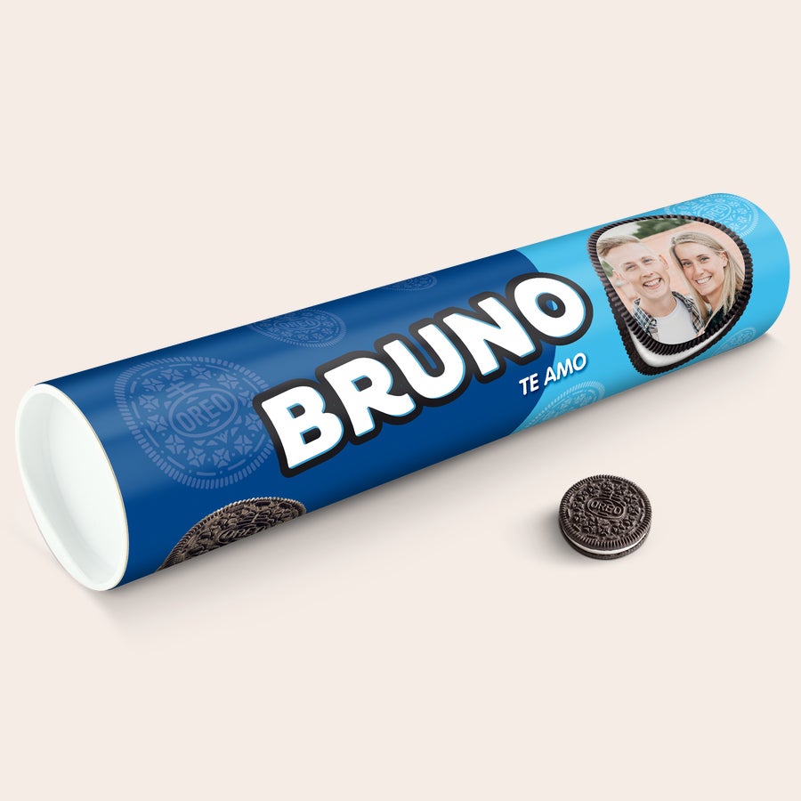 Tubo de regalo XXL personalizado de Oreo Tubo de regalo Mega Oreo personalizado en azul con foto y texto "BRUNO TE AMO", y una galleta Oreo al lado.