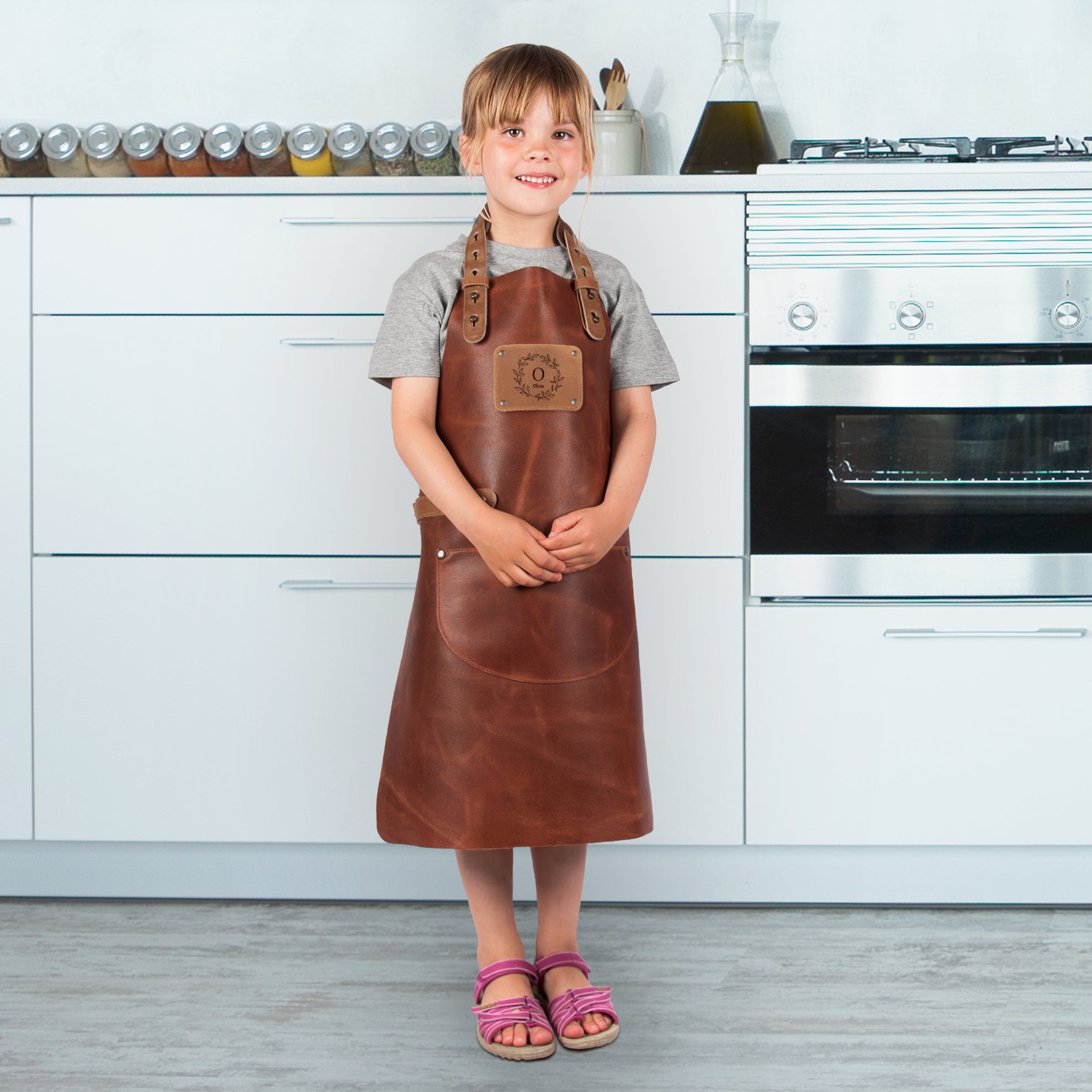 Leren kinderschort met naam Bruin