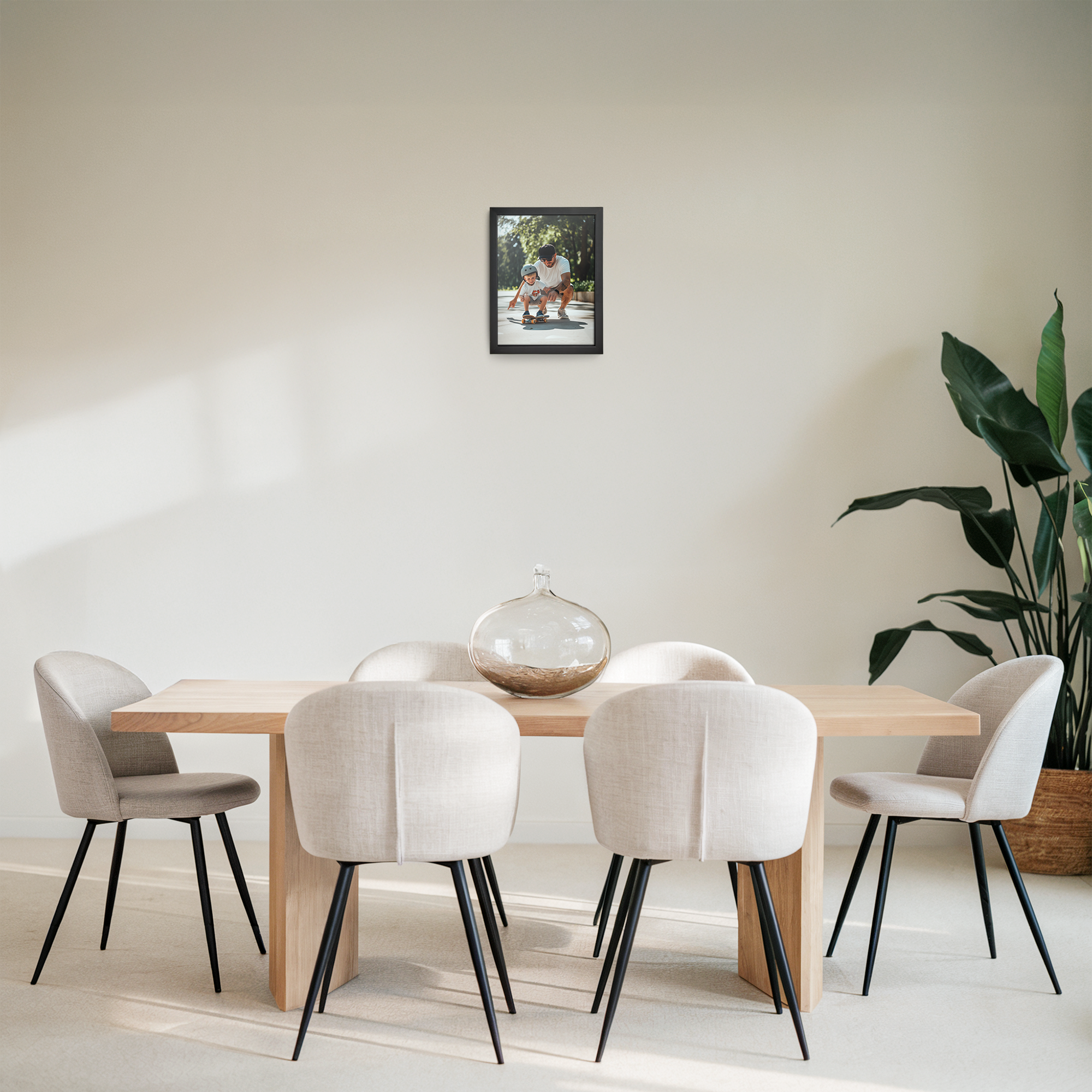 Mustakehyksinen juliste valokuvalla isästä ja lapsesta, luo kauneimmasta valokuvastasi juliste seinällesi.