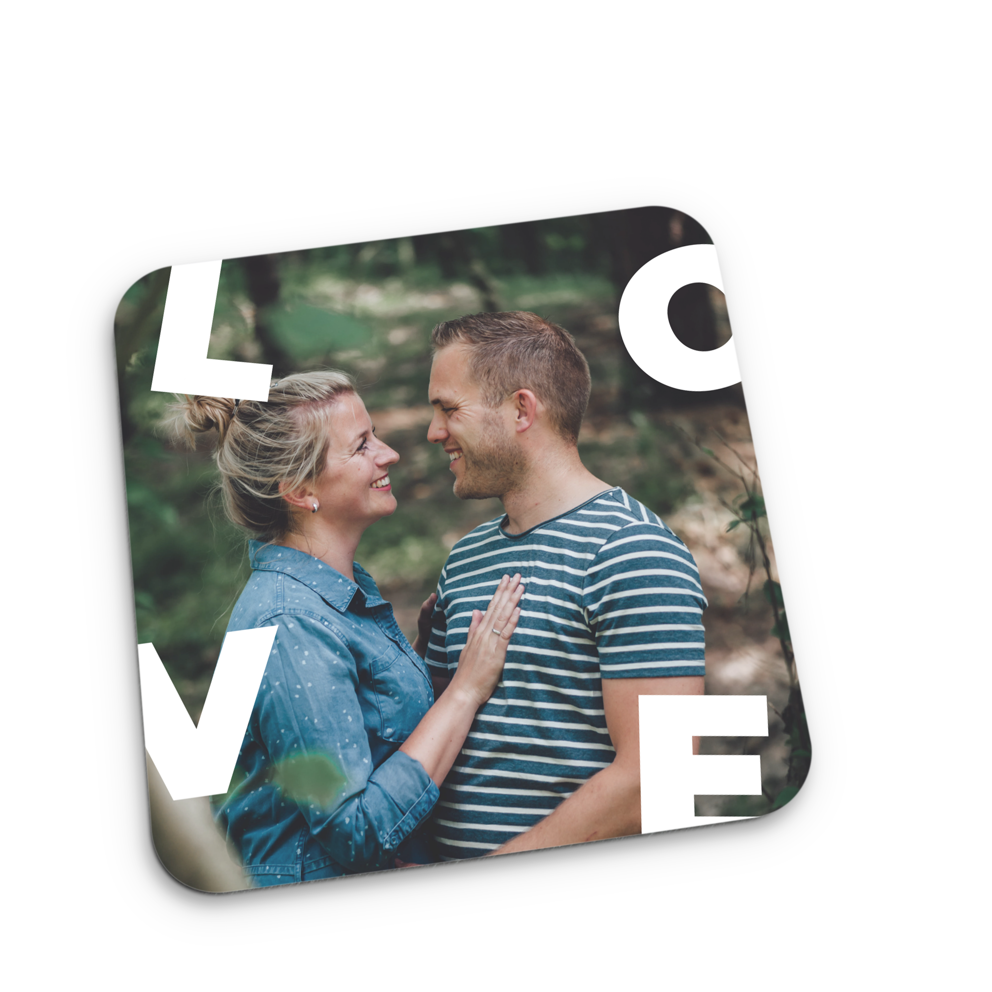 Dessous de verre personnalisé avec photo d'un couple souriant et le mot LOVE imprimé en blanc