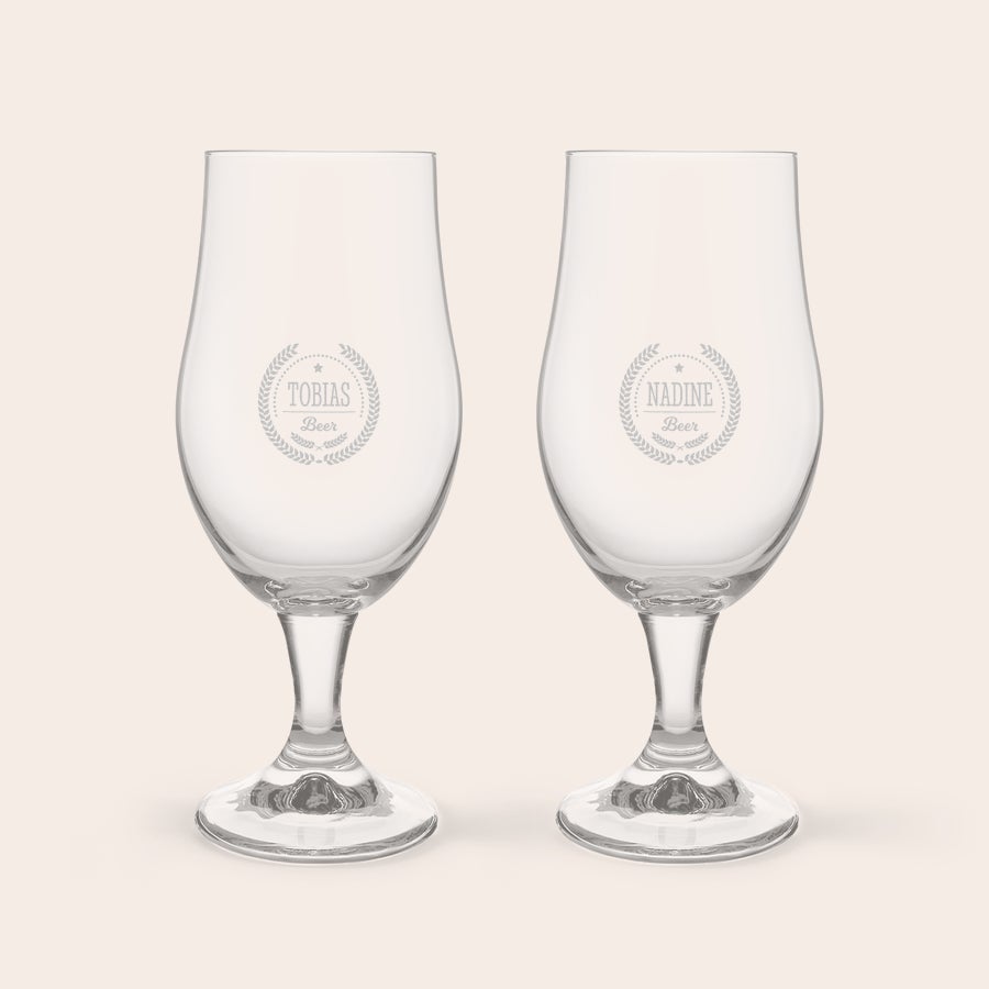 Geschenkset mit Bier, Biergläser mit Gravur, Nüsse & Flaschenöffner Geschenkset mit Bier, Biergläser mit Gravur, Nüsse & Flaschenöffner