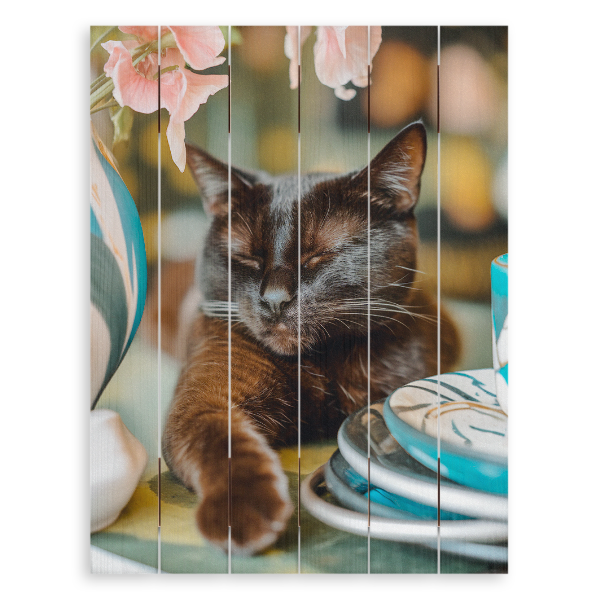 Tilpasset bilde på treplanker, fototrykk med sovende svart katt og rosa blomster, whitewash-finish.