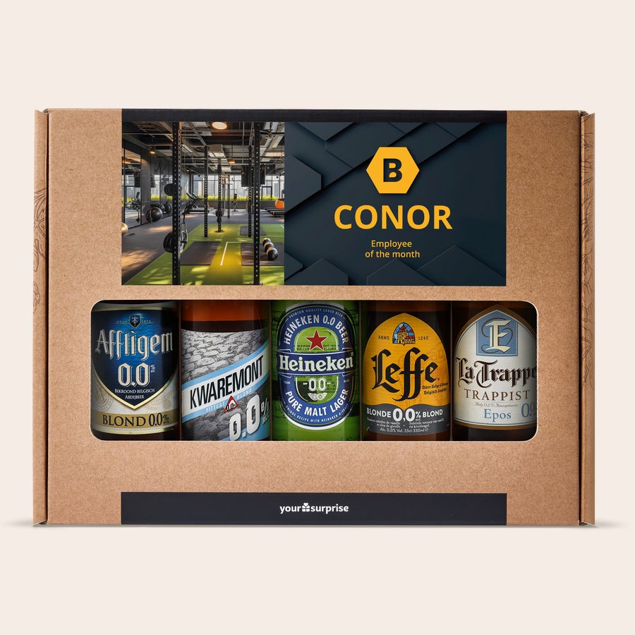 Sör ajándékkészlet Személyre szabott alkoholmentes sör ajándékkészlet öt üveggel, Connor névvel és "hónap dolgozója" szöveggel, fényképpel és logóval nyomtatva.
