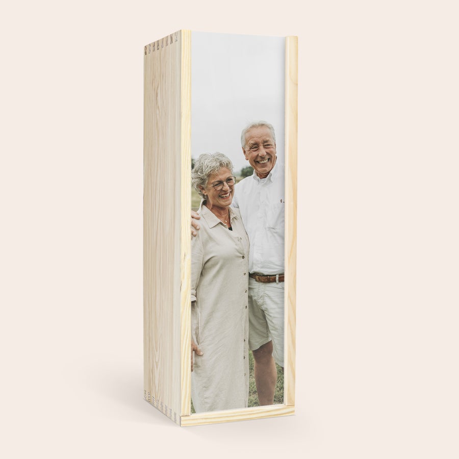 Graham's 20 Anni Maturo Regala una deliziosa bottiglia di Porto Graham's 20 Anni in una cassa di legno personalizzata con una foto di una coppia sorridente stampata sulla parte superiore