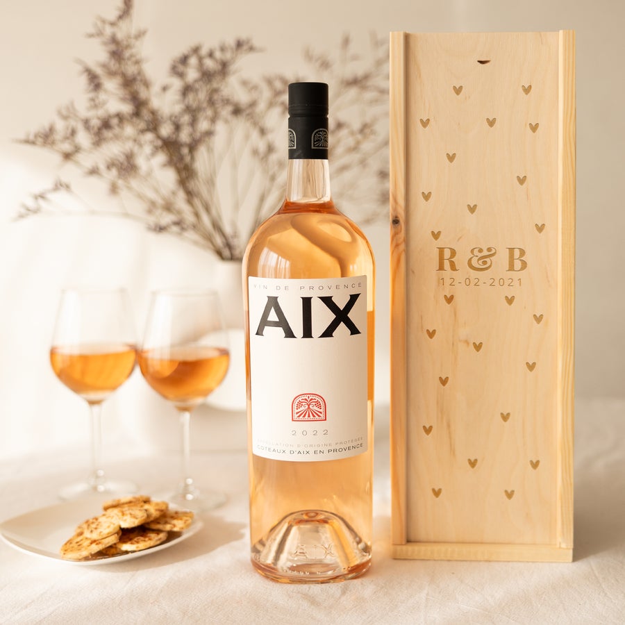 Personlig vin AIX rosé AIX rosé Magnumflaska i en personlig trälåda graverad med initialer R&B och datum 12-02-2021.