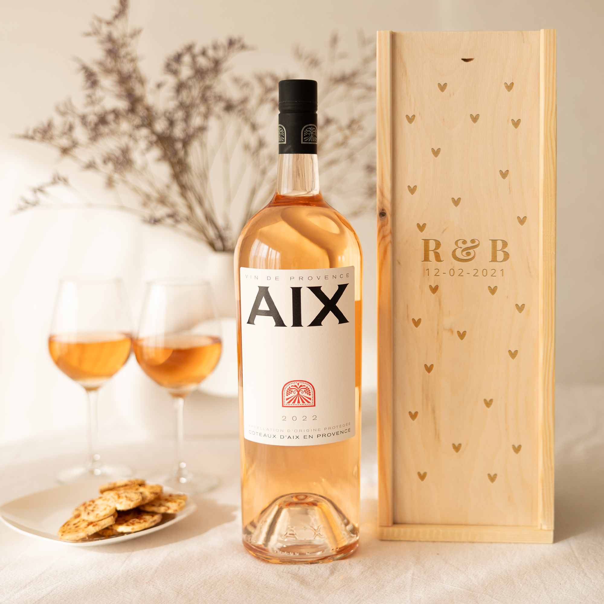 Magnum fles AIX rosé met gegraveerde houten wijnkist, gepersonaliseerd met R&B en de datum 12-02-2021.
