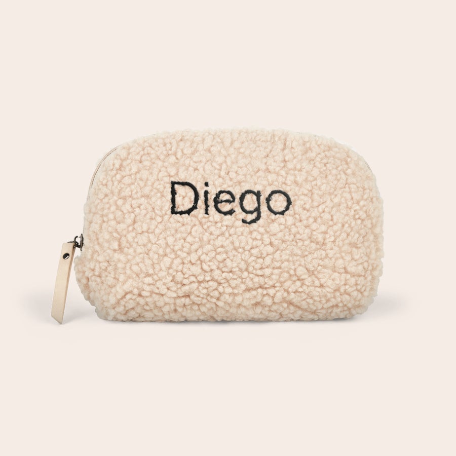 Borsetta Portatrucchi Teddy - Beige Portatrucchi teddy morbido beige con nome Diego ricamato in nero per avere sempre tutto a portata di mano