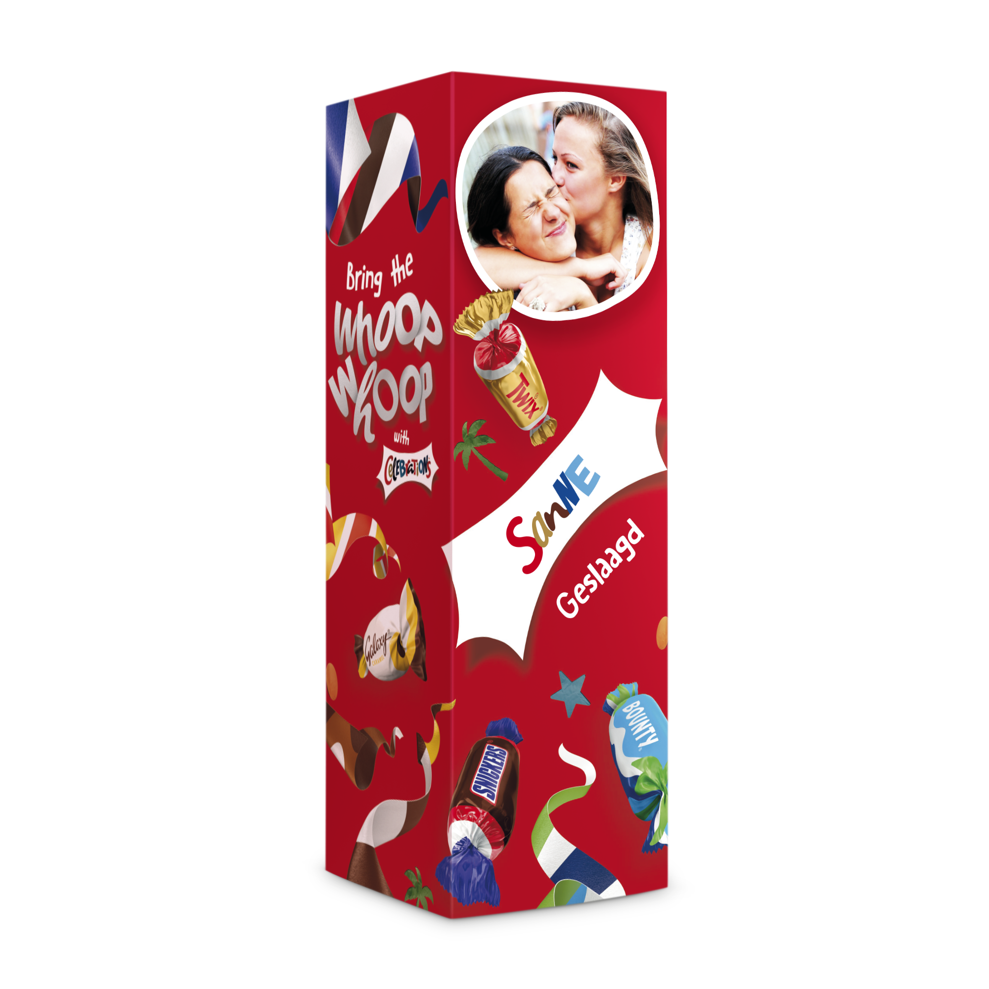 Rode gepersonaliseerde Celebrations fles in giftbox met foto, naam Sanne en de tekst Geslaagd, feestelijk bedrukt met chocoladerepen en slingers