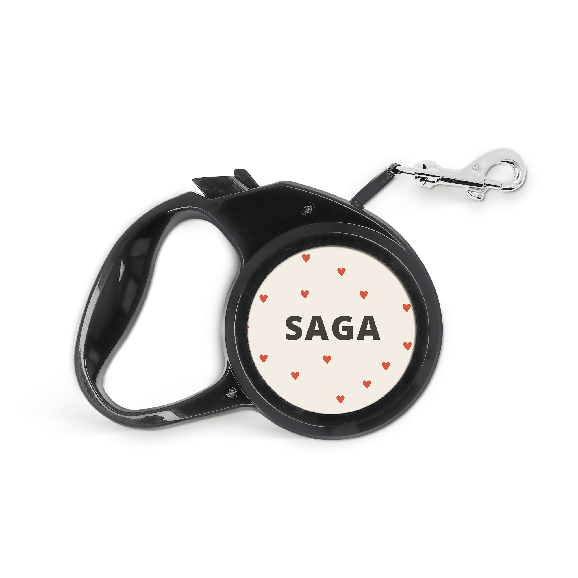 Svart personlig hundesnor med navnet "SAGA" og røde hjerter printet på en rund aluminiumsplate. Gjør hver tur spesiell med din personlige hundesnor.