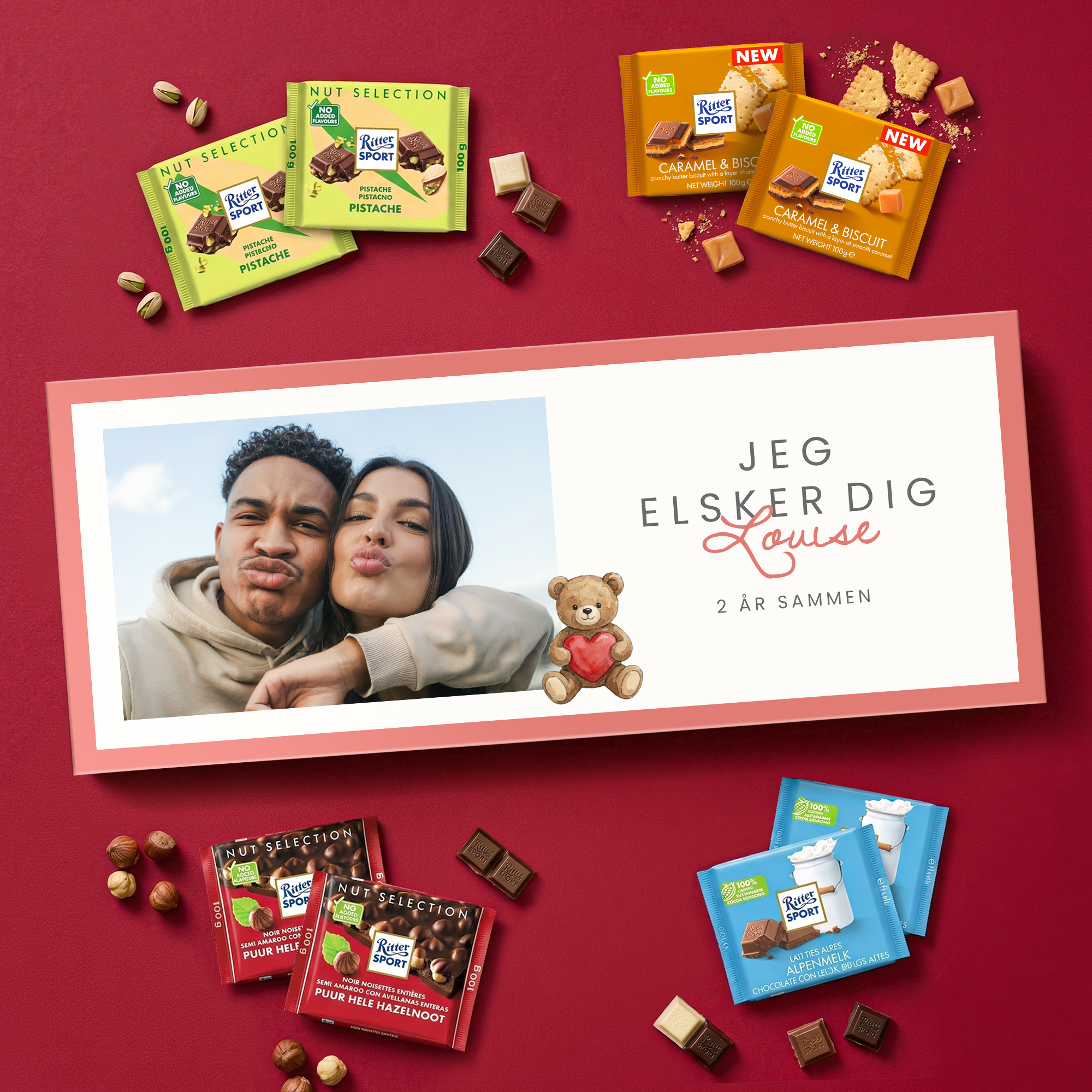 Personaliseret Mega chokoladebar - Ritter Sport - 8 barer med eget foto, hjertebjørn og teksten "Jeg elsker dig Louise 2 år sammen".