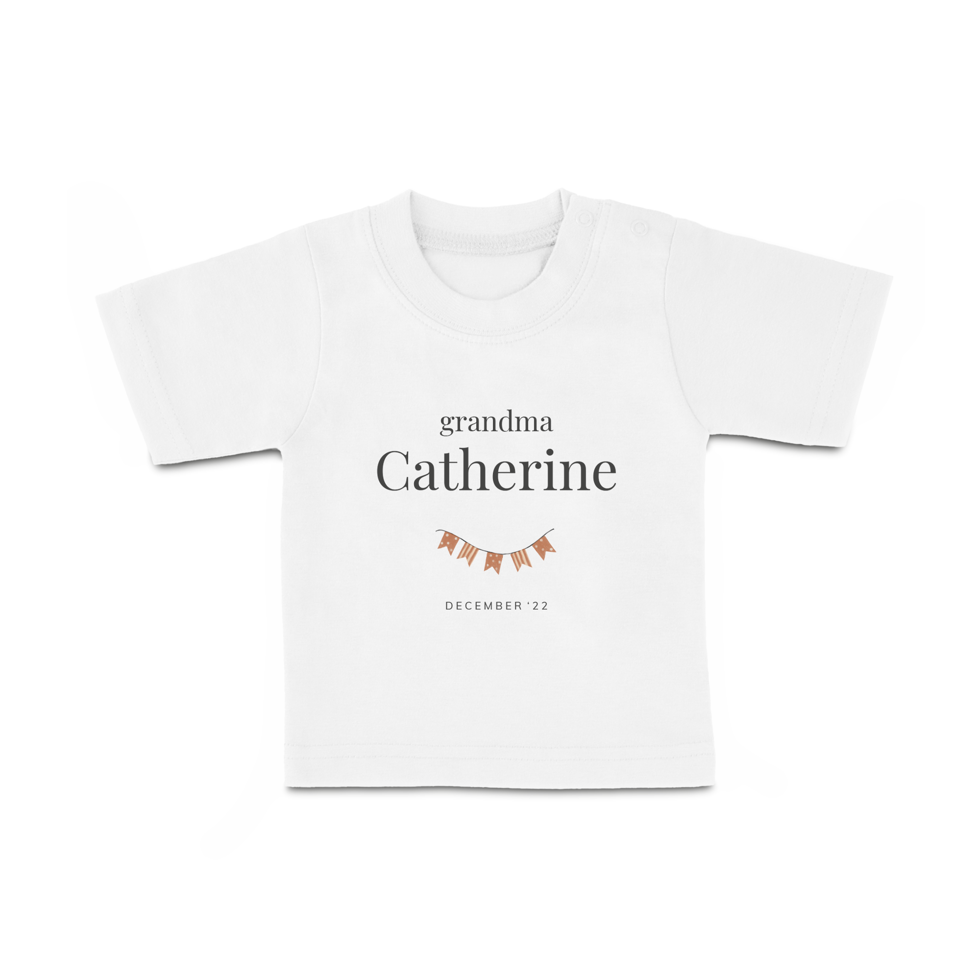 Maglietta neonato bianca con nome "Catherine", "grandma" e data "December '22" stampata con un'immagine