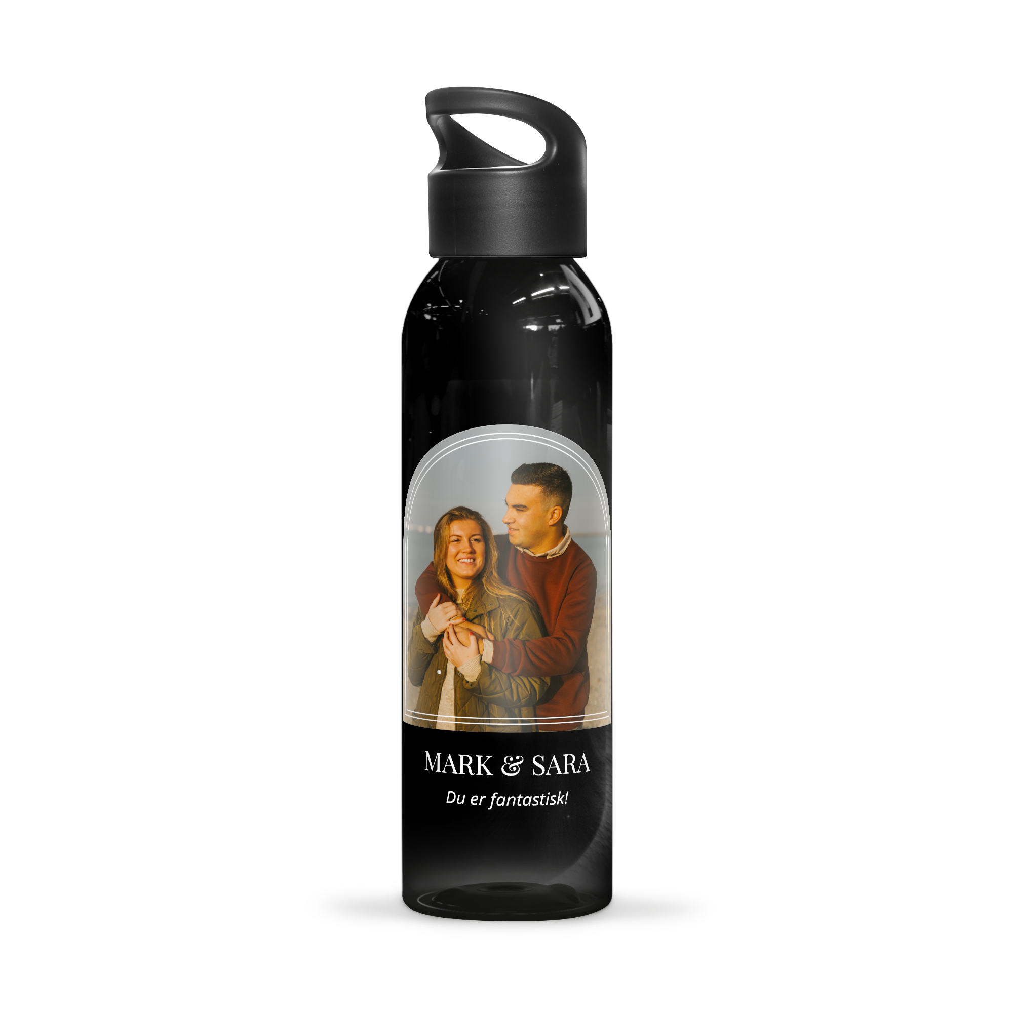 Sort drikkedunk med printet billede af et par, navne "MARK & SARA" og teksten "Du er fantastisk!". Design din egen drikkedunk.
