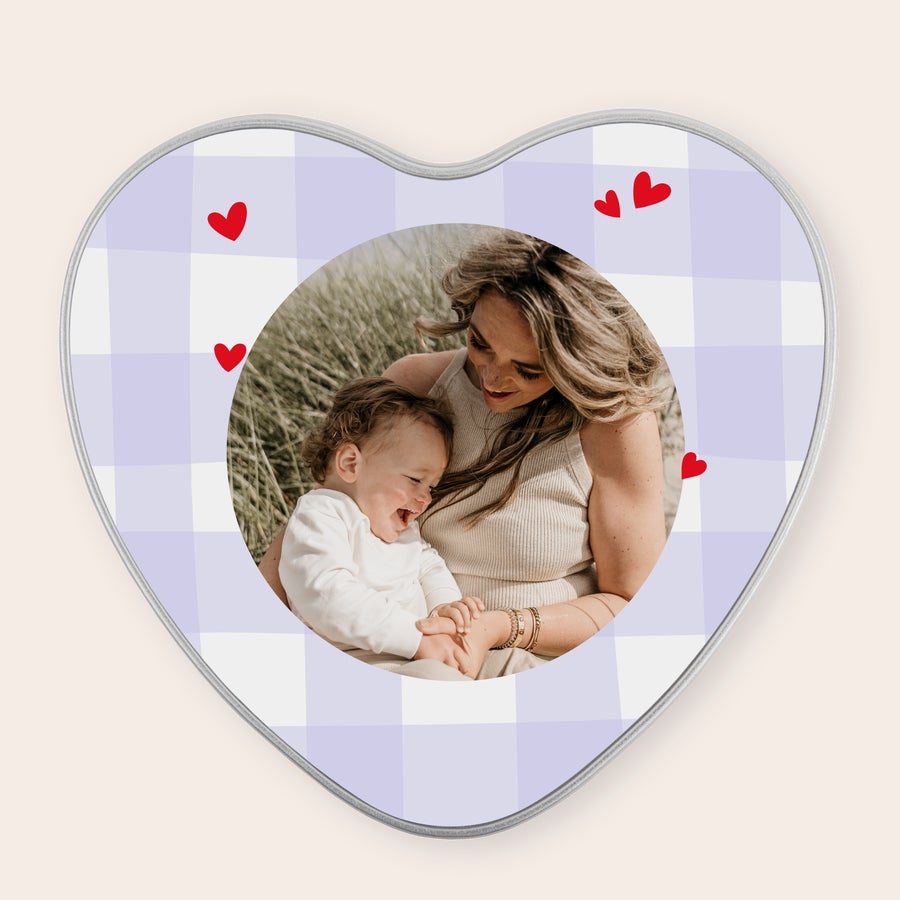 Darilni kositer - Valentine Osebni darilni kositer v obliki srca, potiskan z ljubečim dizajnom, karirastim ozadjem, rdečimi srčki in prilagodljivo fotografijo matere in otroka.