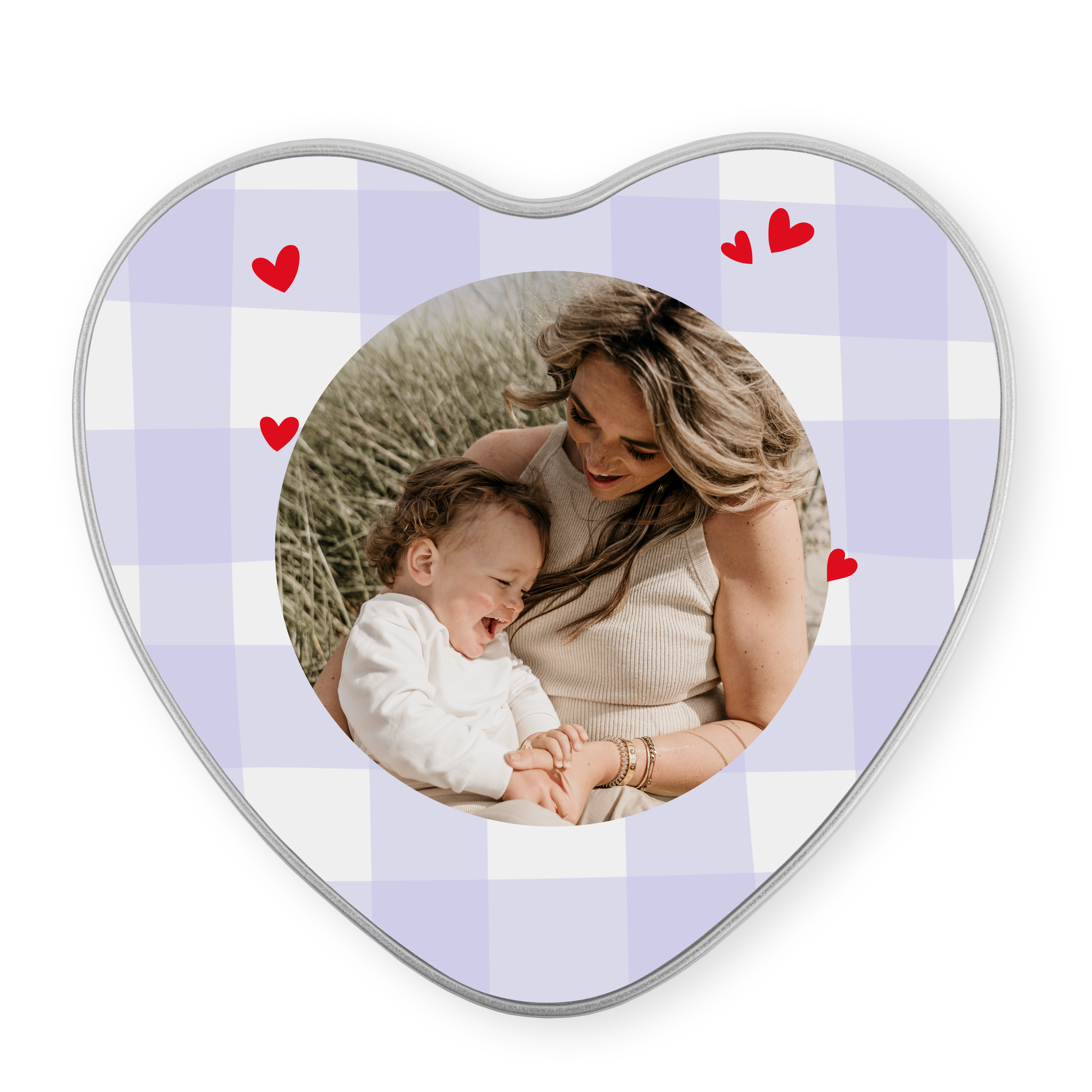 Herzförmige Geschenkdose mit lila-weiß kariertem Muster, bedruckt mit einem persönlichen Foto von Mutter und Kind und kleinen roten Herzen als persönliches Geschenk zum Valentinstag.
