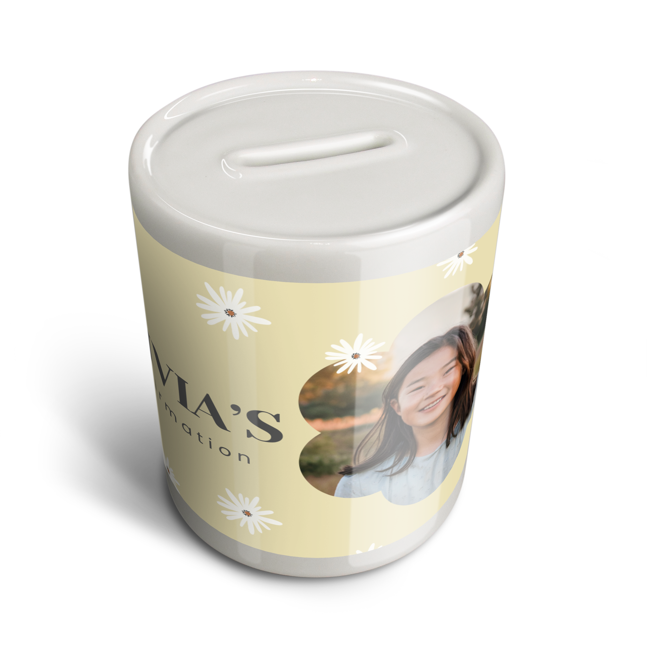 Personlig spargris i keramik för första kommunionen, designad med en bild av ett leende barn och texten "Olivia's Confirmation" och präglade prästkragar.