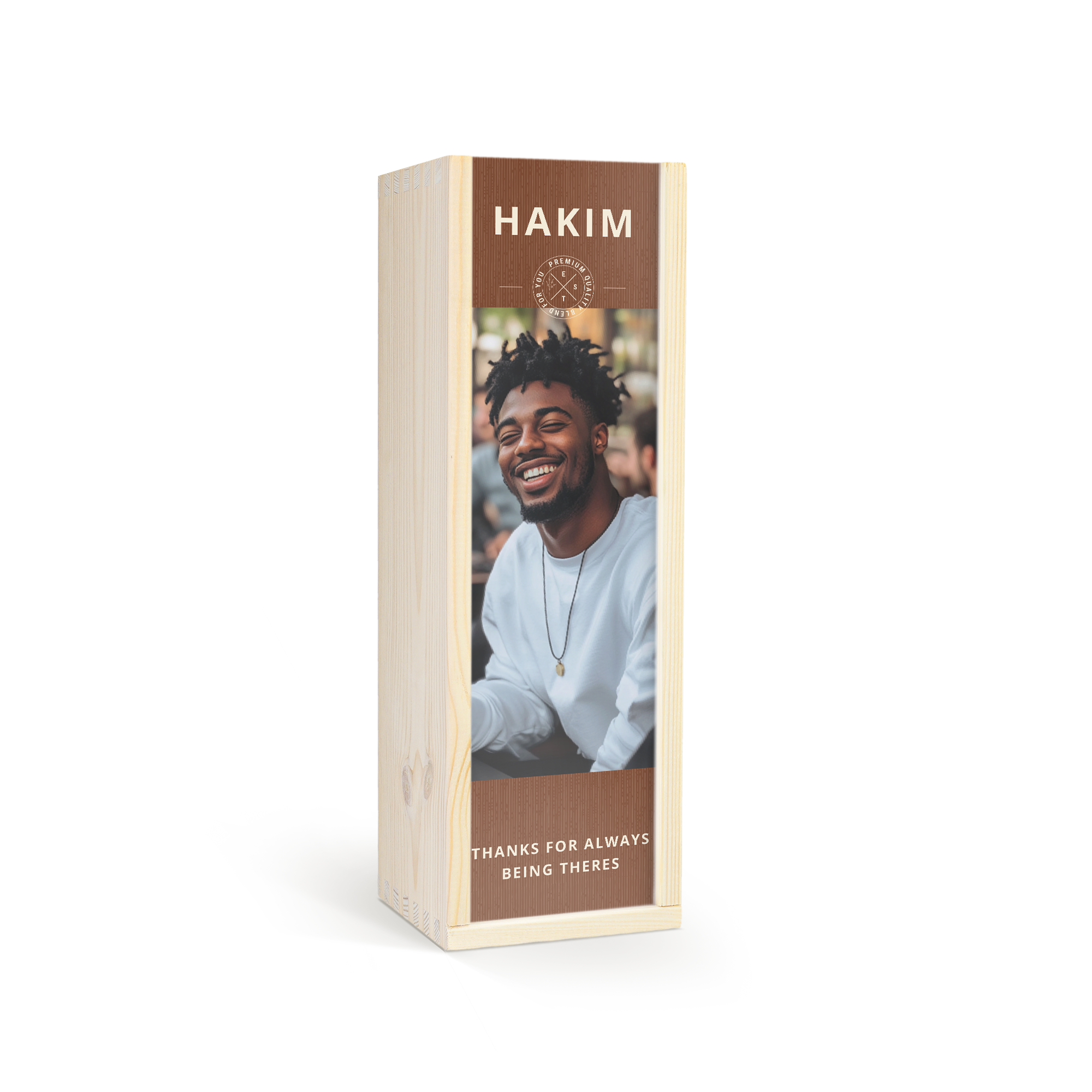 Garrafa de whiskey Famous Grouse em caixa de madeira com tampa personalizada com foto de homem sorrindo e o nome Hakim