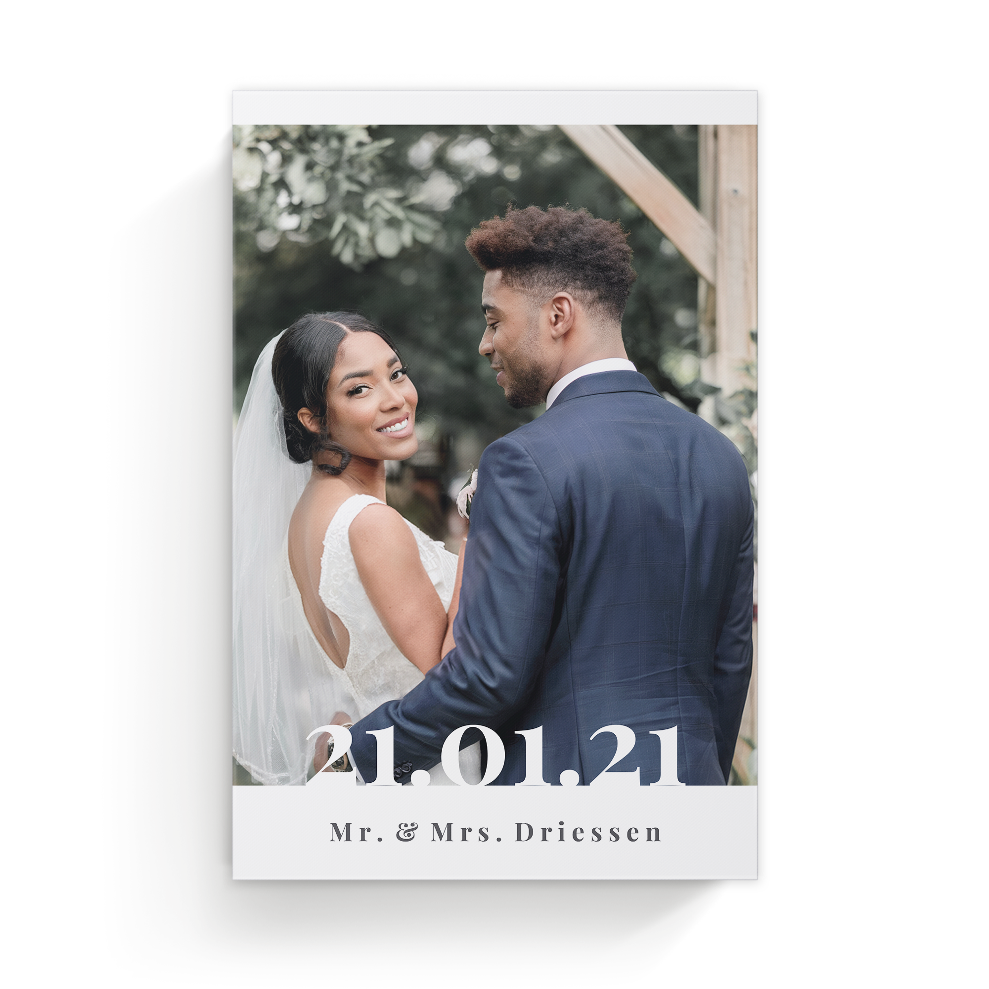 Witte canvas met foto van bruidspaar, gedrukt met "21.01.21" en de namen "Mr. & Mrs. Driessen"