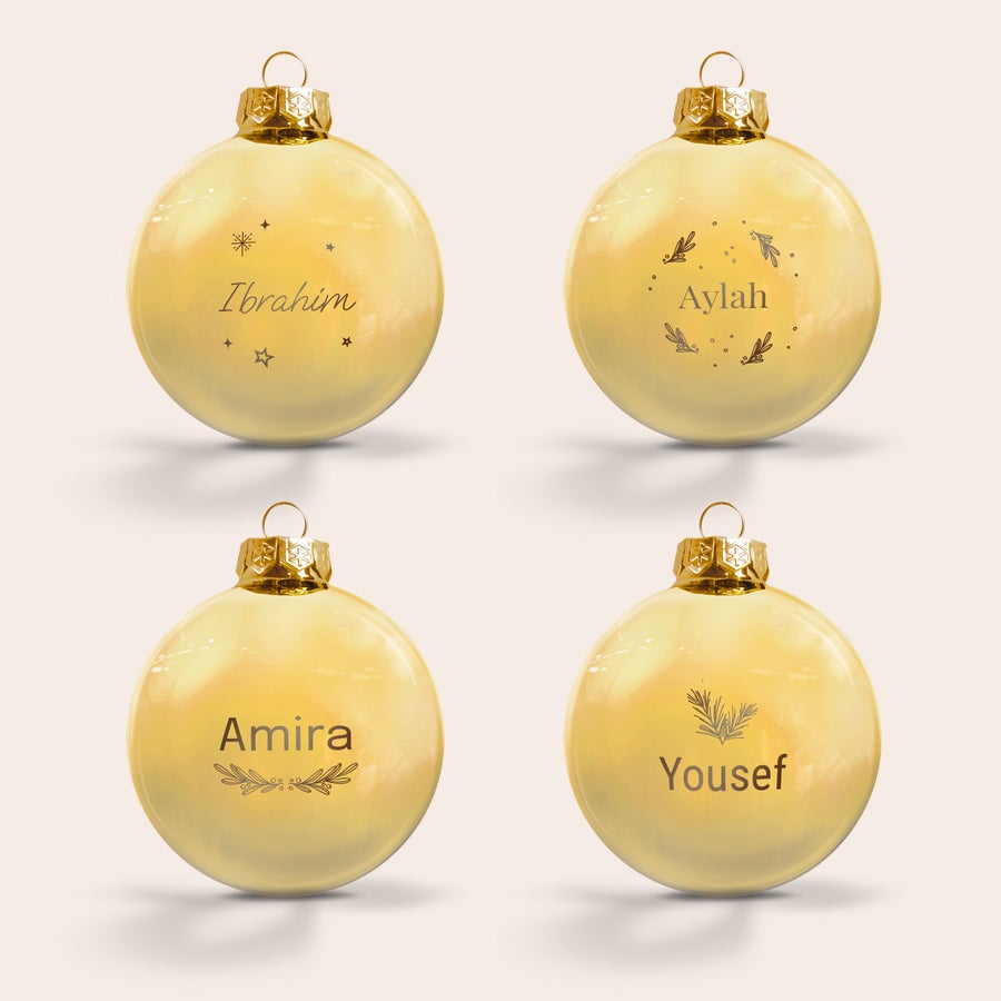 Glasjulkulor med namn Fyra graverade julgranskulor i glas med olika namn och mönster. En personlig julgranskula med Ibrahim, Ayla, Amira och Yousef.
