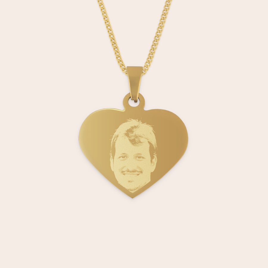 Collier cœur gravé Pendentif cœur doré personnalisé gravé avec une photo d'un homme souriant, fixé à une chaîne.