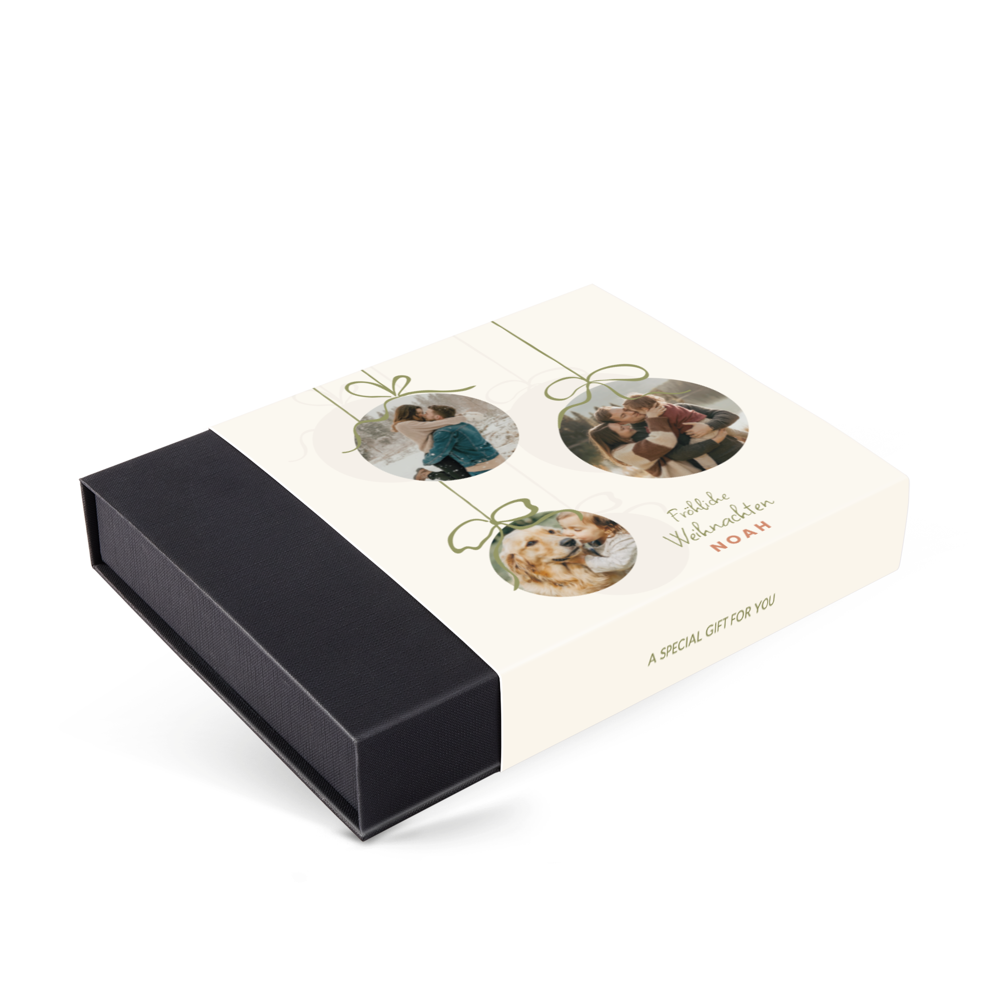 Personalisierte Weihnachtspralinen in einer cremefarbenen Box mit drei Familienfotos und dem Text "Frohe Weihnachten Noah" aufgedruckt